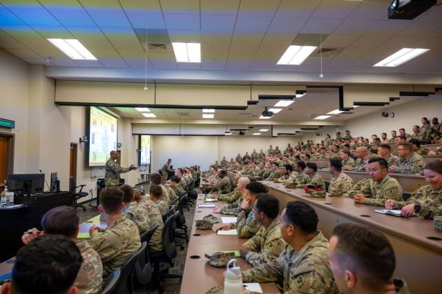 General Gary Brito, General Command of the US Army Training and Doctrine Commanding Commanding, meets the Basic Officer Leader Course and Captain Career Course student on May 13 in Fort Leonard Wood's digital training facility.