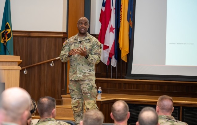 Lieutenant General Milford Beagle Jr., General Command of the US Army, speaks to thoroughly present the Protection Senior Leader Forum, which is organized by the US Army Manöver support center in Fort Leonard Wood.