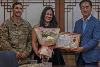 Eighth Army, Pyeongtaek city, recognize Soldier's spouse for heroic action