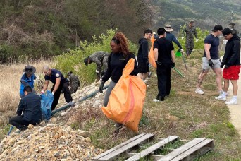 CTF Defender Soldiers lend a hand in Soseong-ri