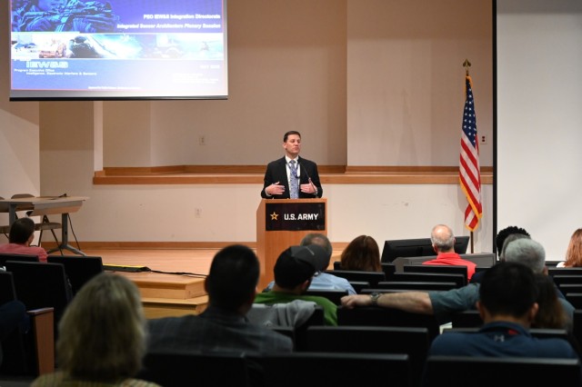(Drama) Deputy Program Executive Officer Kyle Perkins provided open speeches during the ISA community.