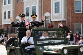Chicagoland Soldiers and veterans honor the fallen during local Memorial Day parade