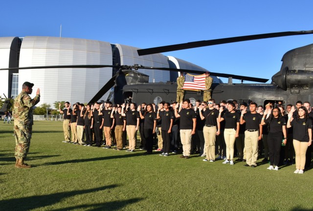 Lt. Col. David Clukey, commander, Phoenix Recruiting Battalion, administers the oath of enlistment to 85 future Soldiers from the battalion on Nov. 9, 2017, at the University of Phoenix Stadium, Glendale, Arizona. The mass enlistment ceremony took...