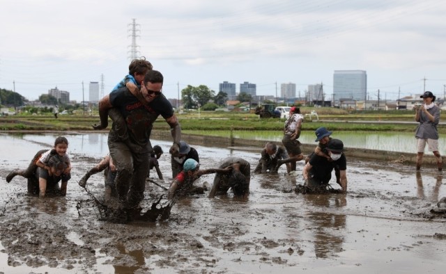 Rice-planting event near Camp Zama forges bond with neighboring community