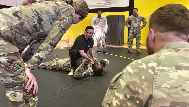 El sargento de personal Christopher Burton supervisará un soldado que realiza capacitación de combate en el Centro de fitness italiano USAG el 16 de mayo de 2025.