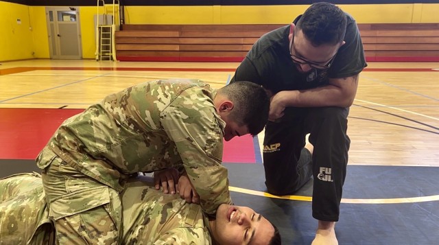 El sargento de personal Christopher Burton supervisará un soldado que realiza capacitación de combate en el Centro de fitness italiano USAG el 16 de mayo de 2025.