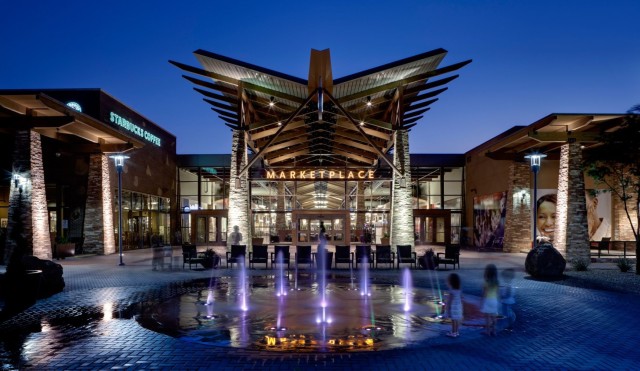 Freedom Crossing at Fort Bliss is the world’s only open-air shopping center on a military installation that is open to the public. The center creates an extraordinary gathering place for Fort Bliss.