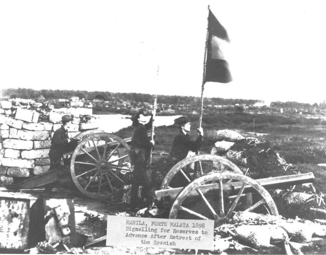 Forte Malata, Manila, Philippines, 1898. Signal Corps soldiers signal for Reserve troops to advance after the retreat of the Spanish.