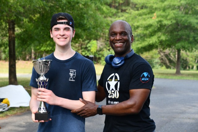 Fort A.P. Hill Deputy Commander Al Scott congratulates the 5K winner, Dache Carmine