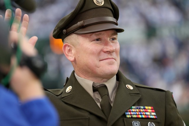 Iraq combat veteran turned Army Reserve Soldier receives honor at Chicago Cubs game