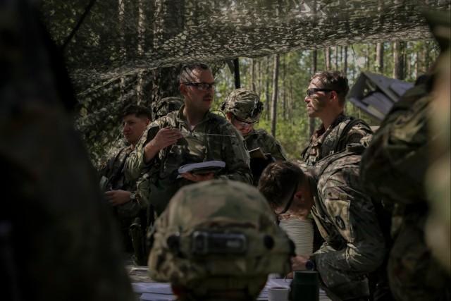Iowa Guard Soldiers conduct field briefing at JRTC