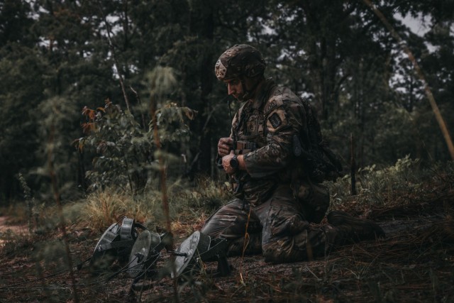 Airborne EOD technicians, Combat Engineers train to enable joint forcible entry operations