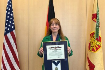 USAG Rheinland-Pfalz presents director with Army’s highest DFMWR award
