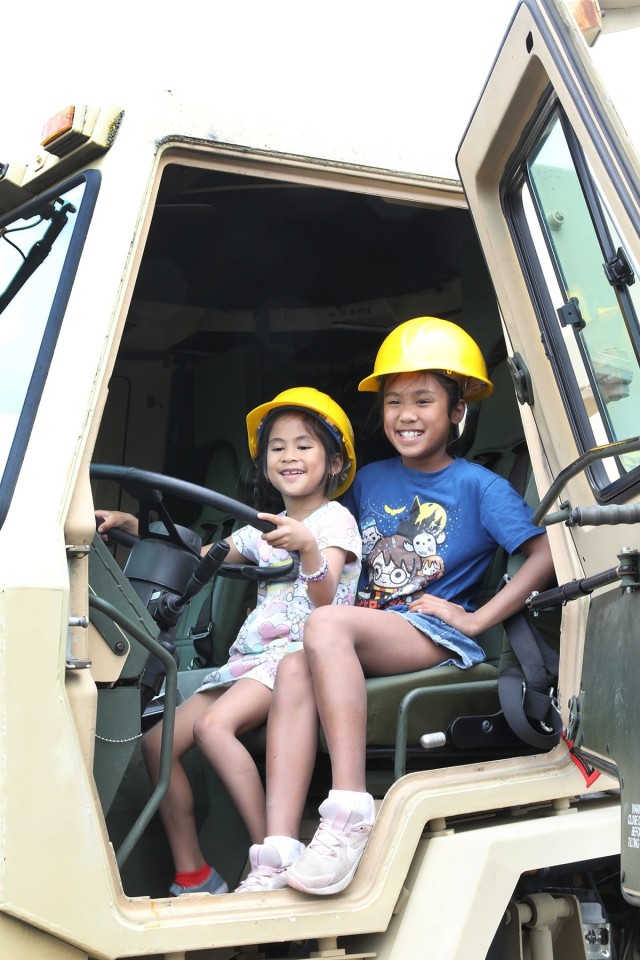 Local Touch a Truck event brings Chicagoland Soldiers together with community