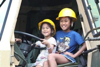 Local Touch a Truck event brings Chicagoland Soldiers together with community
