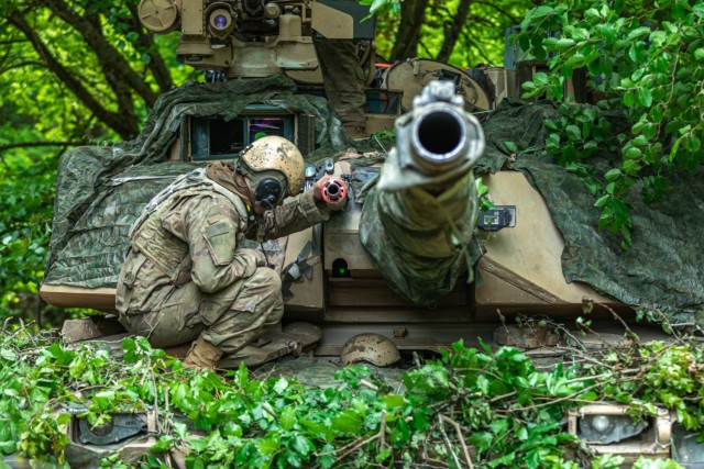 1-67 Armor Soldier Inspects M240 Coax During Combined Resolve 25-2