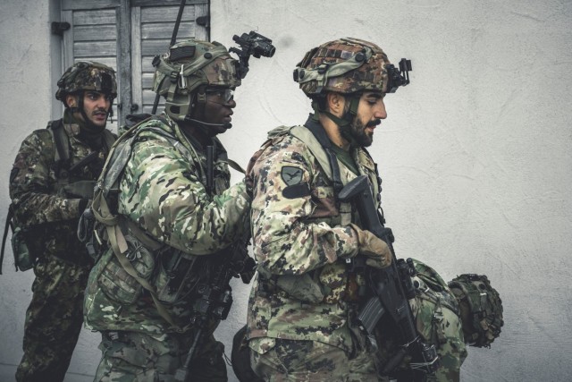 A U.S. Army paratrooper assigned to the 173rd Airborne Brigade conducts a simulated attack with Folgore troops during a final battle in Hohenfels, Germany, as part of exercise Saber Junction 24 on 13 September 2024.
