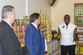 Secretary Simmons Visits Fort Belvoir, probing Family Policy and Quality of Life