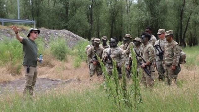 Carey Price, a senior research engineer with the U.S. Army Engineer Research and Development Center’s Geotechnical and Structures Laboratory briefs a group of U.S. Soldiers assigned to 809th Multi-Role Bridge Company, 7th Engineer Brigade, 21st...