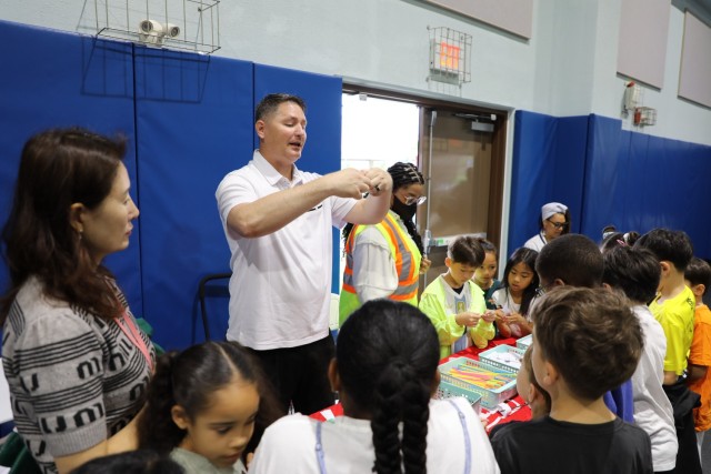 FED employees volunteer at STEAM event.
