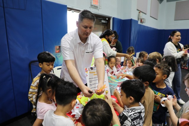 FED employees volunteer at STEAM event.