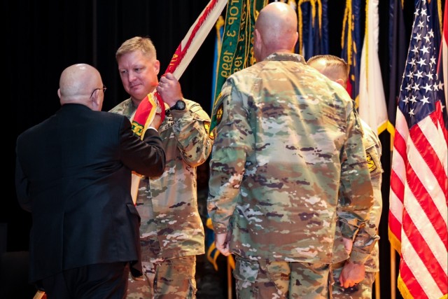 Holstead takes command of Fort Knox Garrison from Ricci