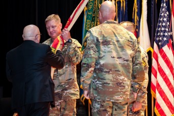 Holstead takes command of Fort Knox Garrison from Ricci