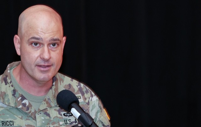Holstead takes command of Fort Knox Garrison from Ricci
