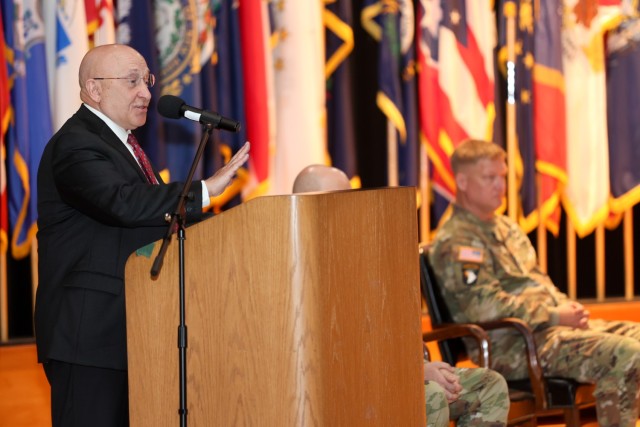 Holstead takes command of Fort Knox Garrison from Ricci