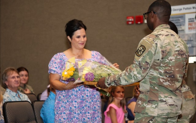 Holstead takes command of Fort Knox Garrison from Ricci