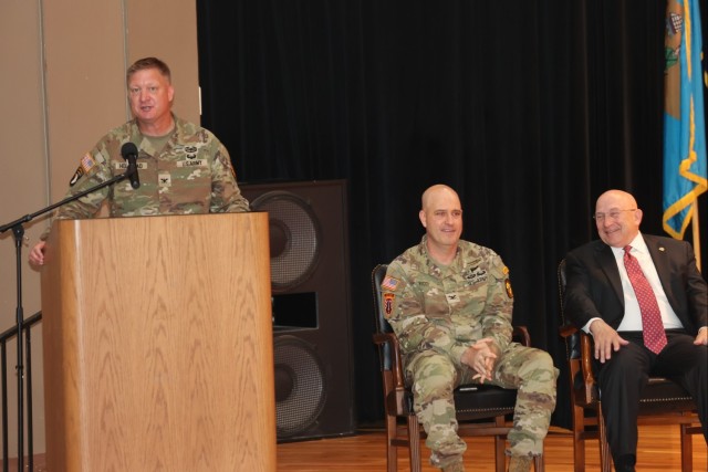 Holstead takes command of Fort Knox Garrison from Ricci