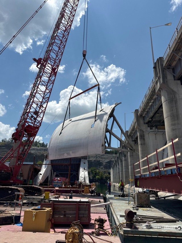 First spillway gate removed at Wolf Creek Dam for replacement