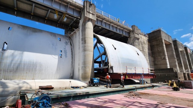 First spillway gate removed at Wolf Creek Dam for replacement