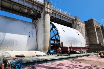 First spillway gate removed at Wolf Creek Dam for replacement