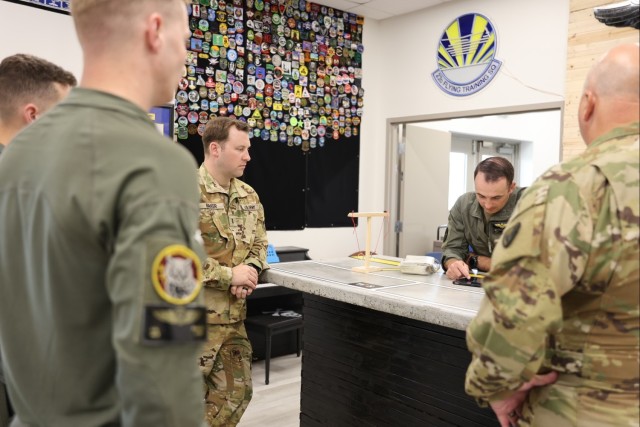 Army Aviators Gain Tiltrotor Experience in MV-22 to Shape MV-75 Doctrine