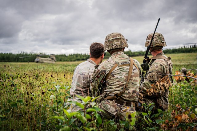 2-377th Parachute Field Artillery Regiment Executes Air Assault Gun Raid in Alaska