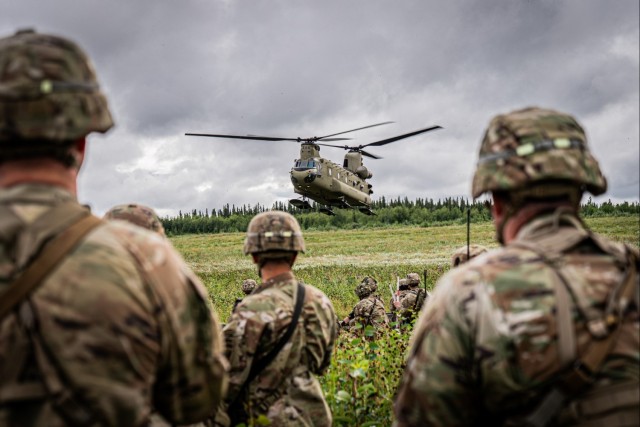2-377th Parachute Field Artillery Regiment Executes Air Assault Gun Raid in Alaska