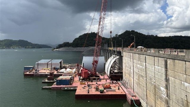 First spillway gate removed at Center Hill Dam for replacement