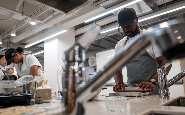 A U.S. Army Soldier prepares Korean pop rice snacks at the Hansik Space E:EUM, a place dedicated to teaching visitors about Korean culture and food,  in Seoul, July 31, 2025. Soldiers serving at Camp Casey traveled to Seoul on a trip hosted by...