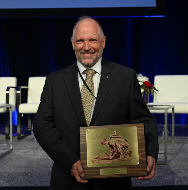 USARIEM Chief Physiologist Karl Friedl, Ph.D., receives the MHSRS2025 Distinguished Service Award