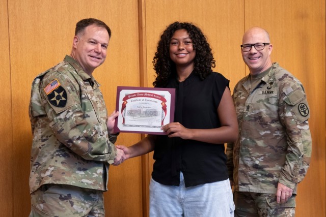 BAMC recognizes teens for volunteer service