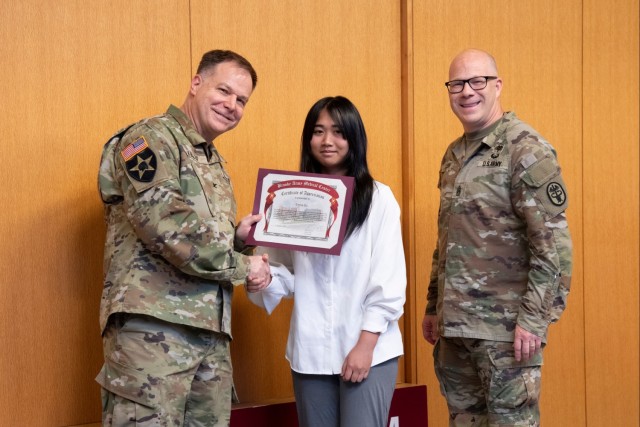 BAMC recognizes teens for volunteer service