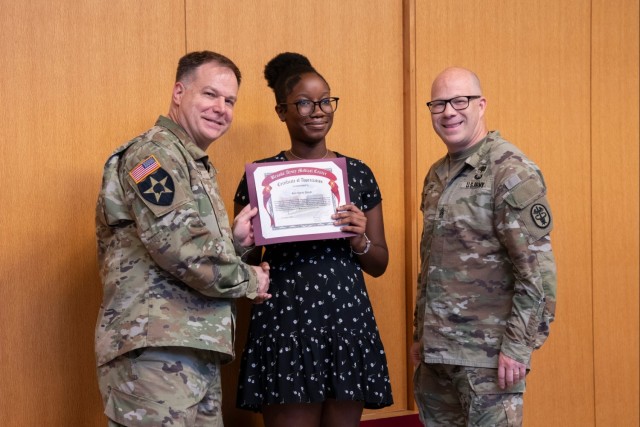 BAMC recognizes teens for volunteer service