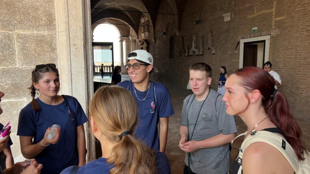 Teenvenuti guides new-to-Vicenza students around downtown this summer