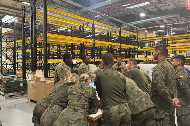 Soldiers from 1AD CAB train their Polish counterparts at the APS-2 Powidz site in SSA operations