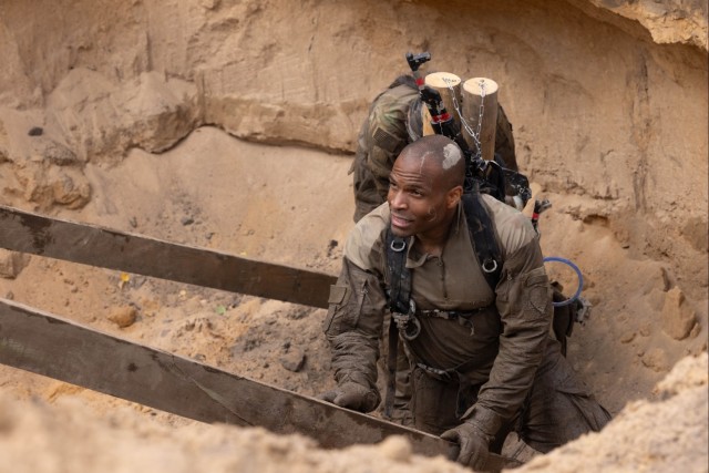 U.S. Army Soldier of the 297th Regional Support Group compete in Tiger Run