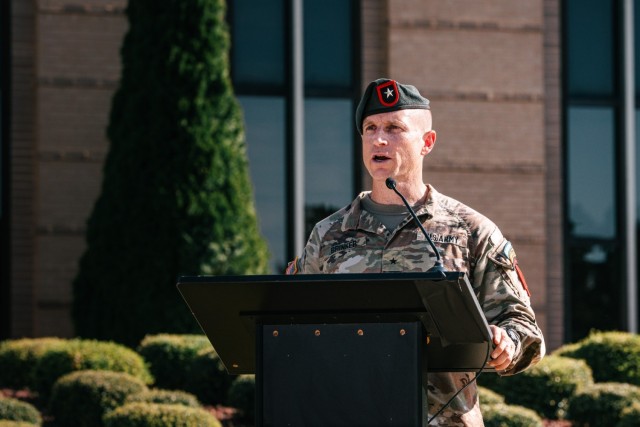 LTG Braga Relinquishes USASOC Command