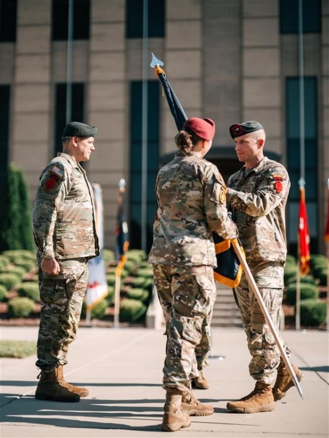 LTG Braga Relinquishes USASOC Command