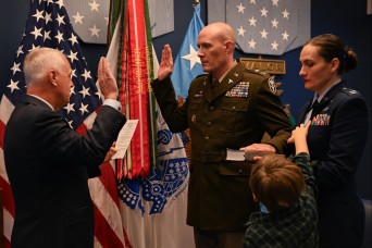 WASHINGTON — Inside the Pentagon’s Hall of Heroes, a place defined by quiet reverence and the names of those who gave everything, Capt. Mark Bashaw rais...