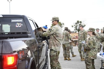 Giving thanks, giving back:  Fort Hood, CTFB serves Soldiers, families meals for Thanksgiving